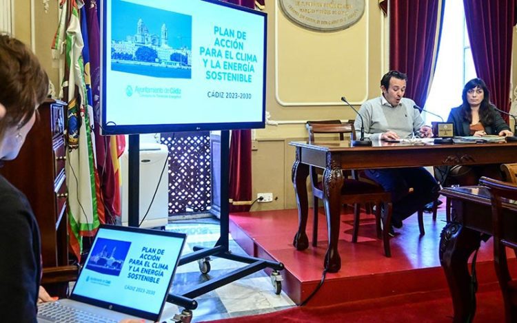 Presentando el documento a la prensa / FOTO: Eulogio García