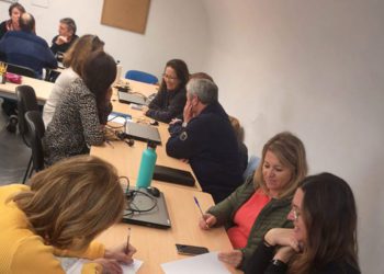 Beneficiarios de una pasada lanzadera en una de sus reuniones / FOTO: Ayto.