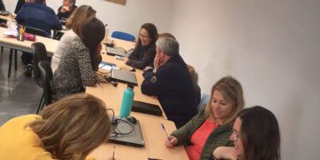 Beneficiarios de una pasada lanzadera en una de sus reuniones / FOTO: Ayto.