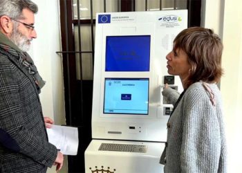 Álvarez junto a uno de los flamantes cajeros / FOTO: Ayto.