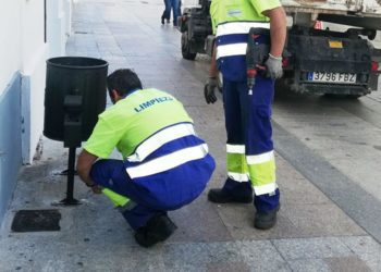 Operarios colocando una papelera / FOTO: Ayto.