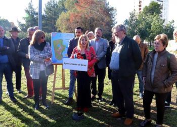 La alcaldesa rodeada de representantes vecinales / FOTO: Ayto.