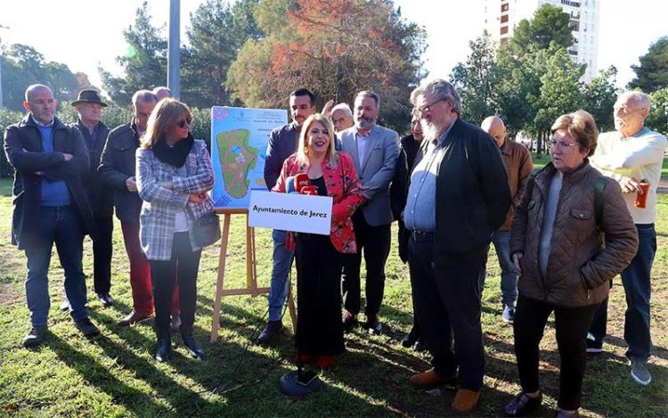 La alcaldesa rodeada de representantes vecinales / FOTO: Ayto.
