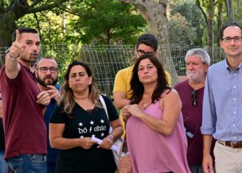 El edil de Urbanismo en un reciente paseo por la plaza de España / FOTO: Eulogio García