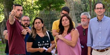 El edil de Urbanismo en un reciente paseo por la plaza de España / FOTO: Eulogio García