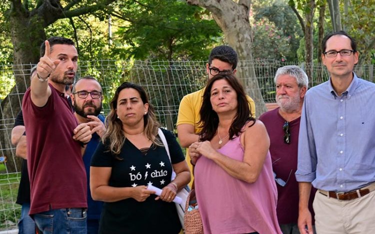 El edil de Urbanismo en un reciente paseo por la plaza de España / FOTO: Eulogio García