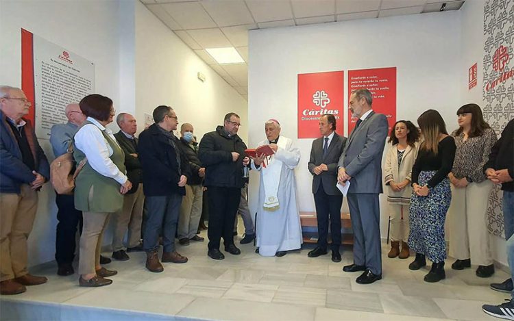 Un momento del ritual de bendición del nuevo local / FOTO: Ayto.