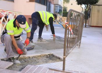 Recolocando losas en su sitio / FOTO: Ayto.