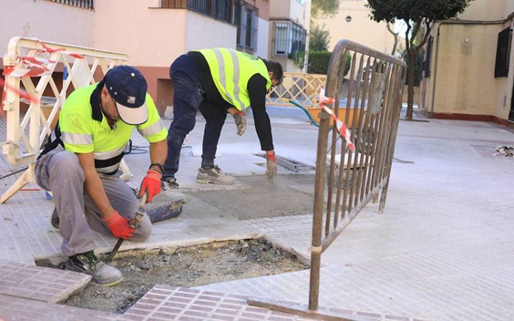 Recolocando losas en su sitio / FOTO: Ayto.