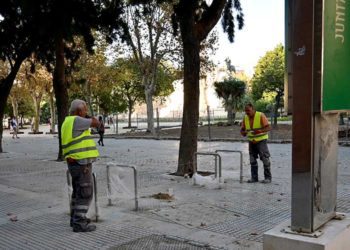 Colocando un aparcabicis en el entorno de la plaza / FOTO: Eulogio García