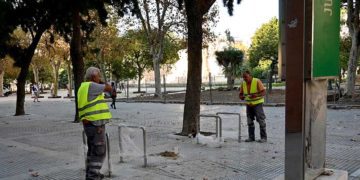 Colocando un aparcabicis en el entorno de la plaza / FOTO: Eulogio García