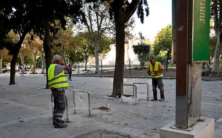 Colocando un aparcabicis en el entorno de la plaza / FOTO: Eulogio García