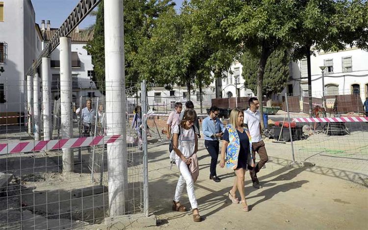 Supervisando los trabajos en la plaza Salvador Allende / FOTO: Ayto.