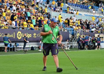Operario del club adecentando el césped / FOTO: Eulogio García