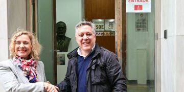 Torres saludando a De la Flor en la jornada de primarias / FOTO: Eulogio García