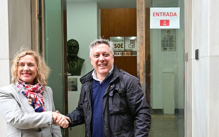 Torres saludando a De la Flor en la jornada de primarias / FOTO: Eulogio García