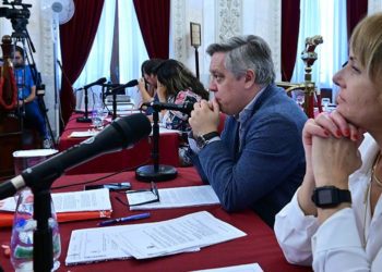 El portavoz socialista junto a su bancada en un pasado pleno / FOTO: Eulogio García