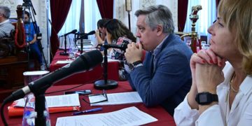 El portavoz socialista junto a su bancada en un pasado pleno / FOTO: Eulogio García