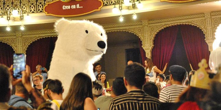 El oso, aclamado en el Falla por sus potenciales votantes / FOTO: DBC