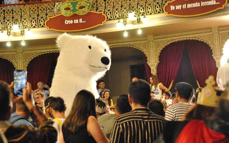 El oso, aclamado en el Falla por sus potenciales votantes / FOTO: DBC