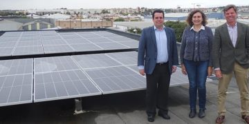 Posado junto a las placas con el concejal de Mantenimiento Urbano Curro Martínez / FOTO: CEEI