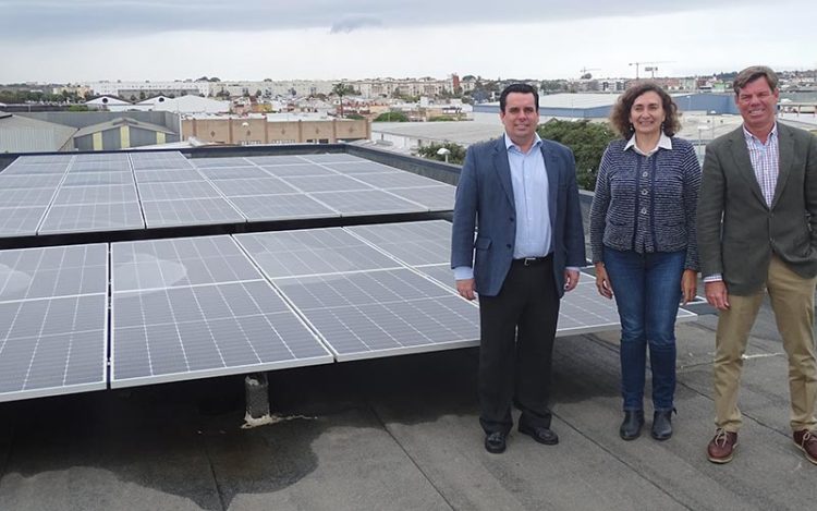 Posado junto a las placas con el concejal de Mantenimiento Urbano Curro Martínez / FOTO: CEEI