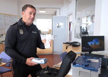 Mostrando el nuevo dispositivo ya disponible en la Jefatura / FOTO: Ayto.