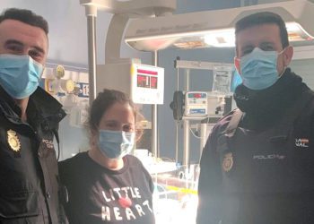 Agentes actuantes junto a la madre / FOTO: Policía Nacional
