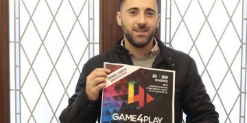 El concejal de Juventud con el cartel de la cita / FOTO: Ayto.