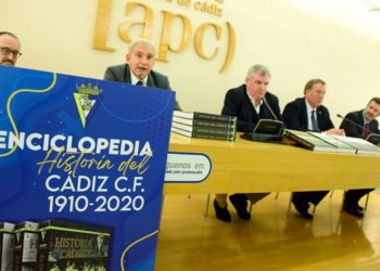 Un momento de la presentación de los libros / FOTO: Cádiz CF