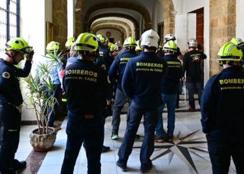 Un grupo de bomberos en los pasillos de la Diputación / FOTO: Eulogio García