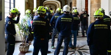 Un grupo de bomberos en los pasillos de la Diputación / FOTO: Eulogio García