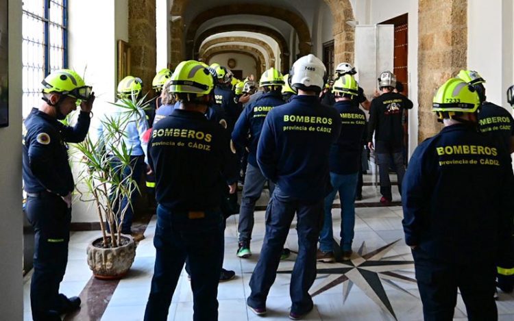 Un grupo de bomberos en los pasillos de la Diputación / FOTO: Eulogio García