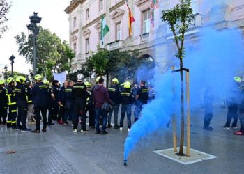 Concentrados a las puertas del Palacio Provincial / FOTO: Eulogio García