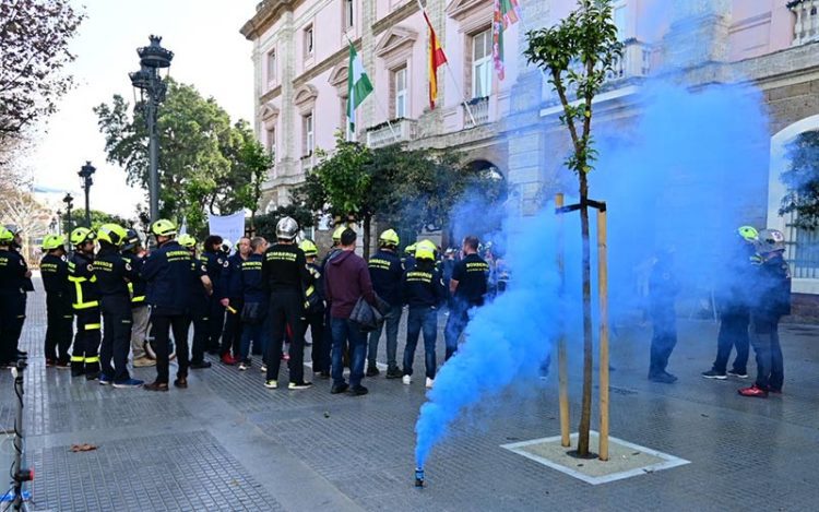 Concentrados a las puertas del Palacio Provincial / FOTO: Eulogio García