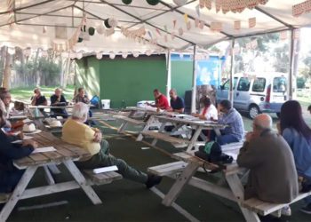 Una de las reuniones de la confluencia en la piscina municipal / FOTO: cedida