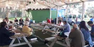 Una de las reuniones de la confluencia en la piscina municipal / FOTO: cedida