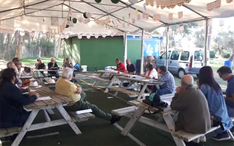 Una de las reuniones de la confluencia en la piscina municipal / FOTO: cedida