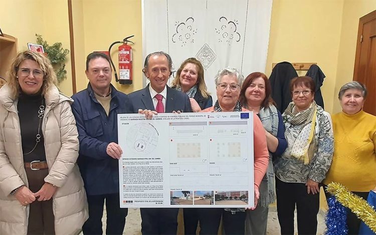 En la sede vecinal presumiendo de las obras proyectadas / FOTO: Ayto.