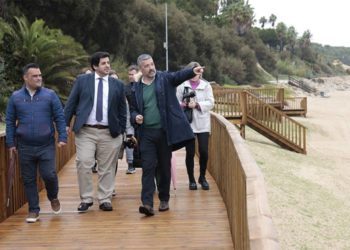 El alcalde guía a Vázquez por la flamante pasarela / FOTO: Ayto.