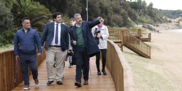 El alcalde guía a Vázquez por la flamante pasarela / FOTO: Ayto.