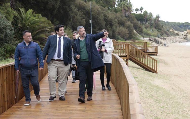 El alcalde guía a Vázquez por la flamante pasarela / FOTO: Ayto.