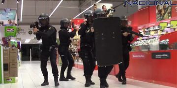 Un momento del ejercicio, dentro del Carrefour / FOTO: Policía Nacional
