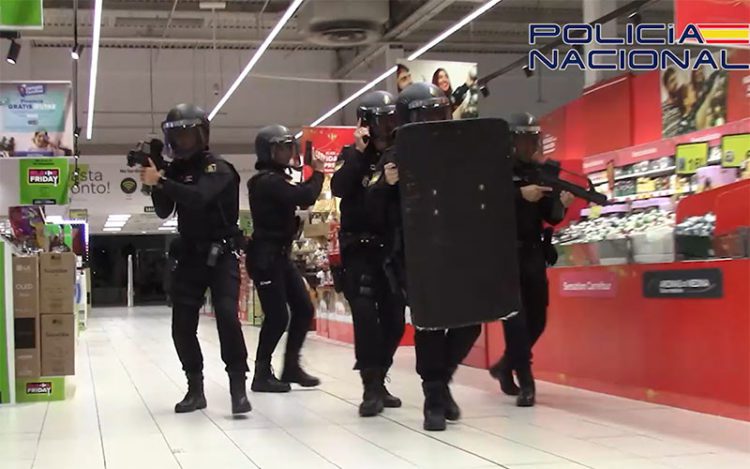 Un momento del ejercicio, dentro del Carrefour / FOTO: Policía Nacional