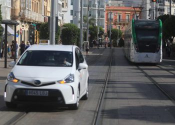 Tranvía y taxi compartiendo la calle Real / FOTO: Ayto.