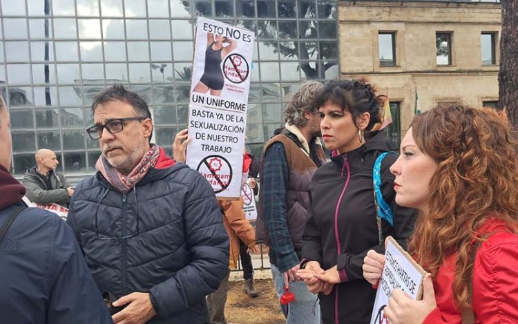 Teresa Rodríguez arropando a la trabajadora despedida / FOTO: Adelante