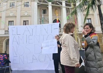 La edil de Vivienda se interesa por la situación de la última familia desahuciada / FOTO: Eulogio García