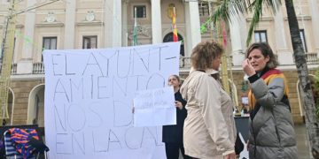 La edil de Vivienda se interesa por la situación de la última familia desahuciada / FOTO: Eulogio García