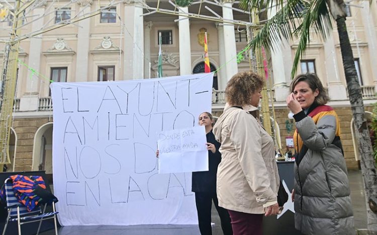 La edil de Vivienda se interesa por la situación de la última familia desahuciada / FOTO: Eulogio García