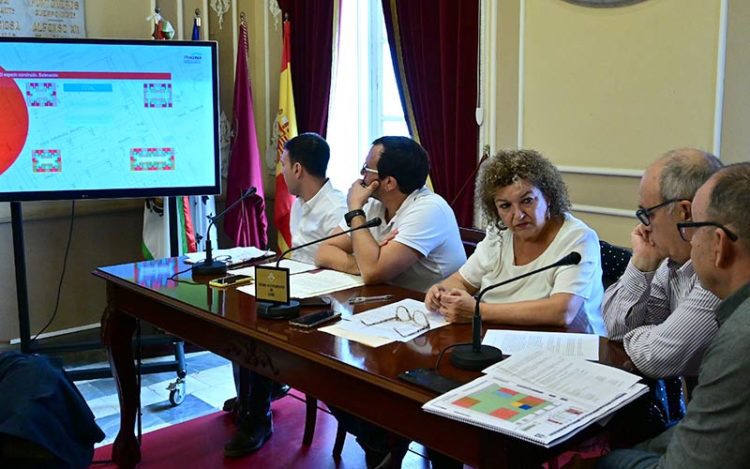 En la pasada presentación del proyecto para la Tacita de Plata / FOTO: Eulogio García